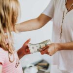 Фінансисти дали поради, як навчити дитину збирати гроші