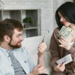 Як правильно просити гроші в чоловіка — головні правила від психологів