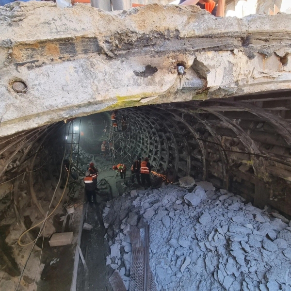 Будівельники розкрили аварійний тунель між “Деміївською” і “Либідською” (ФОТО)