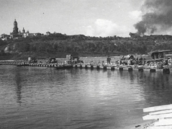 Як під час Другої світової війни виглядала понтонна переправа через Дніпро (АРХІВНЕ ФОТО)