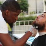 Розмова з бездомним надихнула чоловіка на створення мобільної перукарні для безхатьків