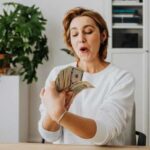 П’ять важливих причин, чому чоловік повинен віддавати зароблені гроші жінці