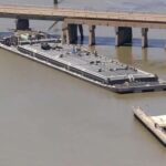 В Техасі нафтоналивна баржа врізалася в опору моста (ФОТО)