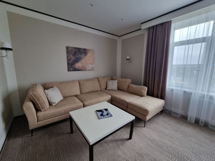 Як працює закон «трьох кольорів»: маленька вітальня здається більше