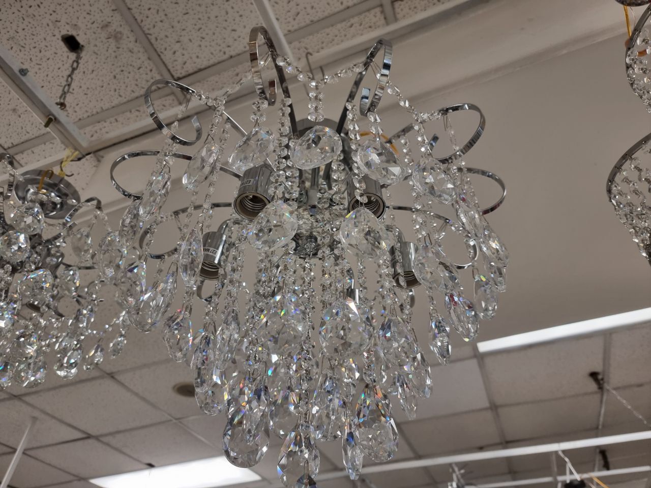 Чому в дорогих інтер'єрах немає люстри по центру кімнати: секрет грамотного світла, яке доступне кожному люстра