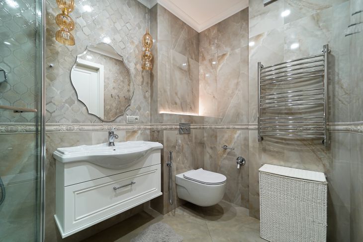 Яка плитка у ванній візуально робить її брудною: чому варто уникати дрібного малюнка ванная