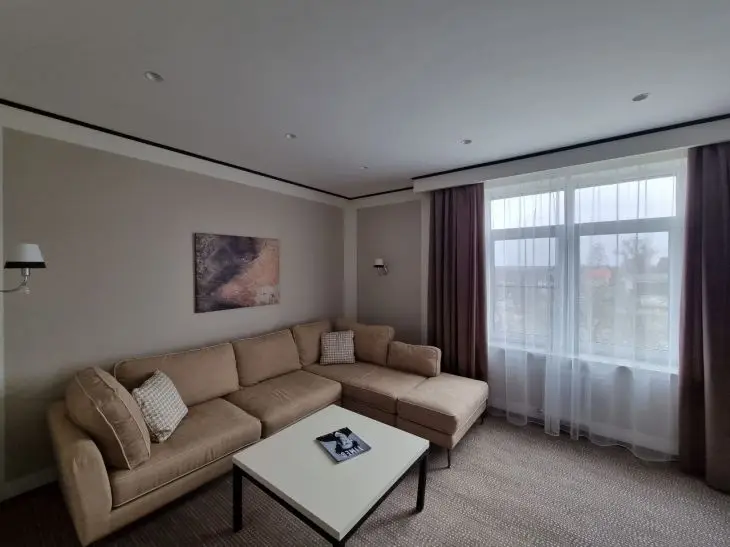 Звідки береться відчуття тісноти: помилки у вітальні гостиная