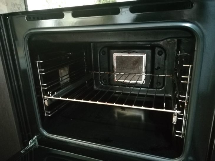 Що покласти в духовку, щоб вона стала як нова: хитрість наших бабусь проти жиру та нагару духовка