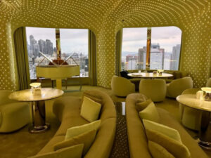 Peridot: У Гонконзі запрацював бар у кольорі лайма з коктейлями…