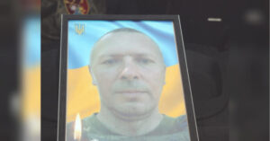 Півтора року в розшуку: на Хмельниччині попрощалися з бійцем, що…