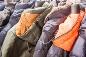 Як прибрати пляму з куртки, не стираючи: хитрість господарок