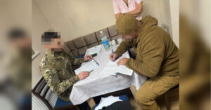 Знущався із солдатів, бив шоломом та поранив ногу: на Сумщині…