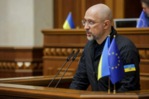 Урядовець Шмигаль повідомив про роботу в теплій одежі в службовому…