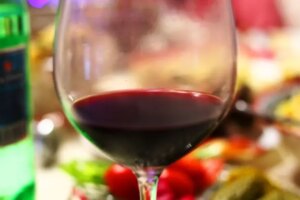 Як прибрати пляму від червоного вина: проста хитрість