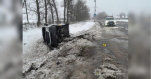 На Сумщині бус з пасажирами злетів з дороги через слизьку&hellip;