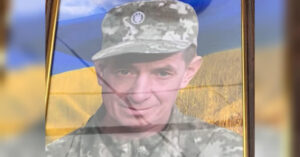 Трогательно: дочці полеглого воїна передали український стяг. На Донеччині обірвалося&hellip;