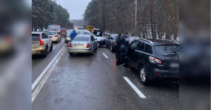 Крижана пастка в Києві: ожеледь паралізувала місто, масова ДТП з…