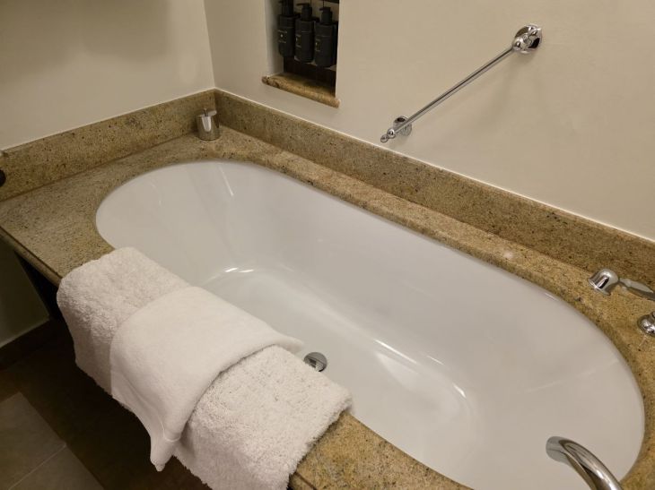 Як освітлення змінює ванну: секрети дизайнерів