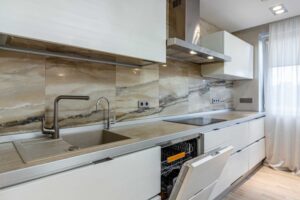 Як збільшити маленьку кухню: хитрість з фасадами, про яку мовчать