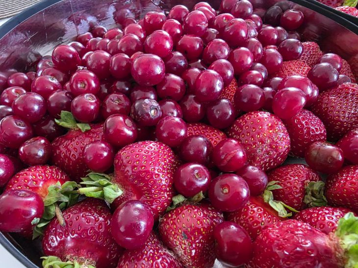 Як відіпрати будь-які плями від ягід: старовинний метод, який працює на 100%