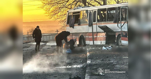 На Дніпропетровщині ворожий безпілотник розтрощив автобус: п’ятнадцять смертей, семеро поранених (фото)