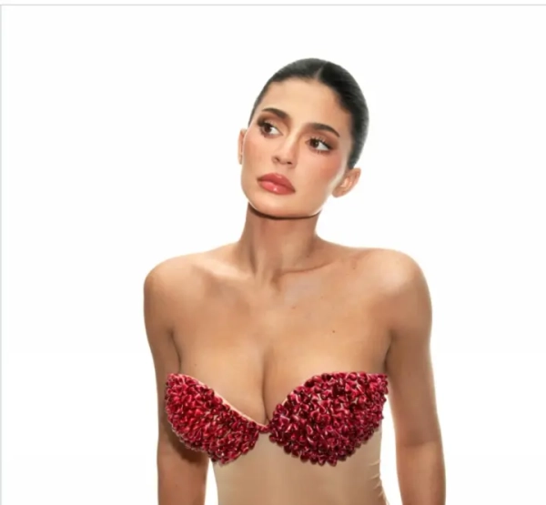 Кайлі <!--more--/>Дженнер вразила всіх: бюстгальтер із гранатових зернят у новій фотосесії” loading=”eager” decoding=”async” fetchpriority=”high” style=”color:transparent;margin:0;display:block;width:100%;height:auto” class=”block w-full h-auto max-w-full” width=”1500″ height=”1387″ width=”1500″ height=”1387″ /></p>
<p></span></p>
<p>Кайлі Дженнер, учасниця реаліті-шоу “Сімейство Кардашян” і можлива наречена Тімоті Шаламе, знову продемонструвала власний оригінальний стиль. Для нової фотозйомки Кайлі обрала досить зухвалий вигляд — ліфчик, зроблений із насіння граната. Про це інформує <b>УНН</b>, посилаючись на Instagram Кайлі Дженнер.</p>
<p>28-річна Дженнер вже давно відома пристрастю до незвичайної моди і відвертих образів. Цього разу вона позувала майже зовсім роздягненою, прикриваючись тільки плодами, а на деяких кадрах навіть з апетитом їх куштувала. Схоже, ніби вона випадково зайшла на фруктовий базар і вирішила залишитися там назавжди.</p>
</p>
<p><iframe width=