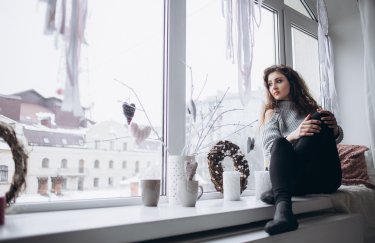 дівчина зима підвіконня квартира