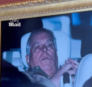 Ганебний знімок екс-принца Ендрю, зроблений після затримання, з’явився в Луврі.