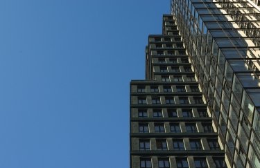 Блекаути змінили ринок: українці переглянули плани купівлі житла / Freepik будинок багатоповерхівка небо