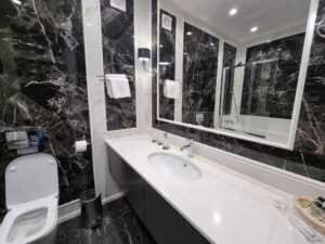 Як візуально розширити вузьку ванну: прийом із горизонтальними лініями