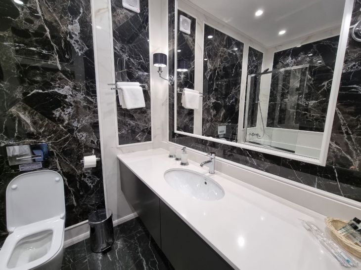 Як візуально розширити вузьку ванну: прийом із горизонтальними лініями