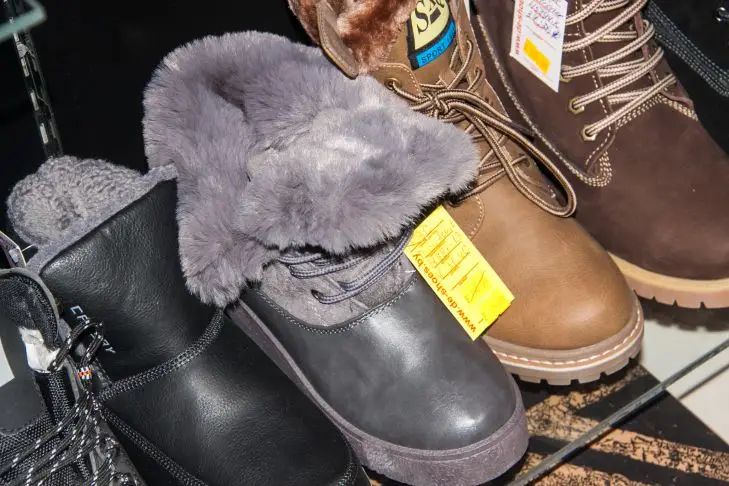 Що покласти у взуття на ніч: щоб позбутися неприємного запаху раз і…