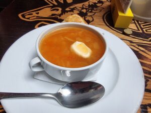 Рятуємо пересолений суп: який продукт додати, щоб забрати зайву сіль