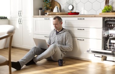 чоловік кухня ноутбук