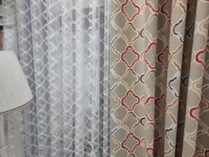 Чому у квартирі не вистачає світла: ви вішаєте штори на…