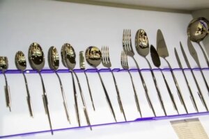 Чому чорніють столові прилади: як повернути сріблу та нержавійці первозданний…