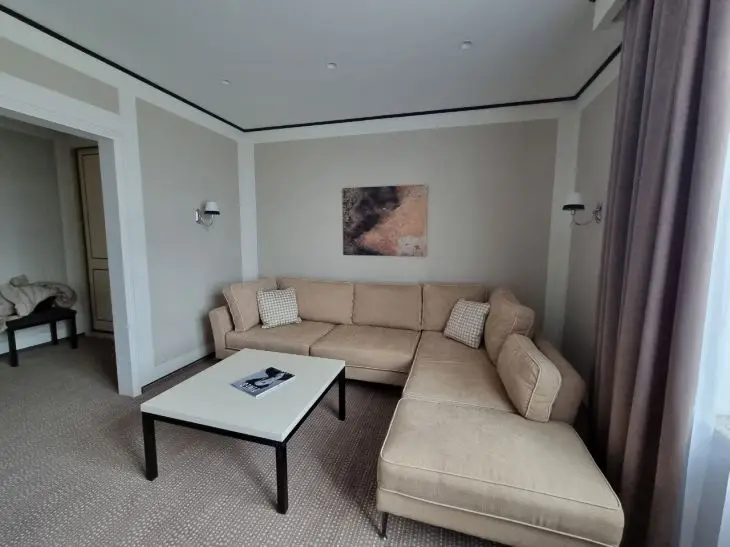 Чому ваш дорогий диван виглядає дешево: проблема в сусідстві з меблями