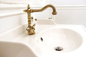 Яка сантехніка виглядає дешево: гід на вибір змішувачів та раковин