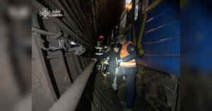 Рятувальники звітують про визволення громадян з метрополітену Києва під час…