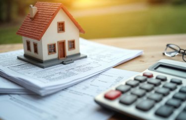 Податок на нерухомість: українці у січні сплатили до бюджету 1,7 млрд гривень / Freepik будинок, документи, калькулятор