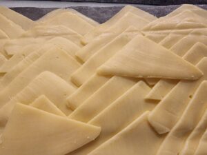 Навіщо макати ніж у гарячу воду: вчимося правильно різати торт…