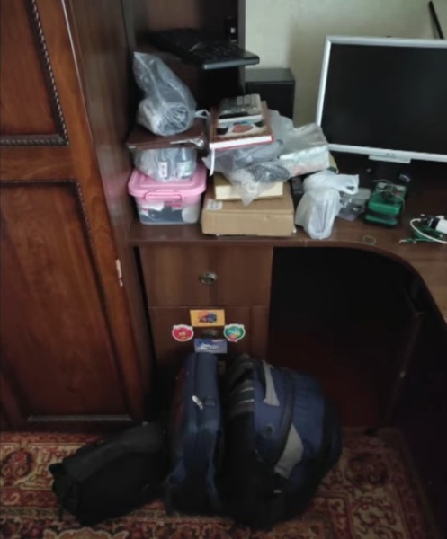 Андрій відправив дружині фото зібраних речей, як доказ того, що готовий їхати з Бучі. Проте лишився і долучився до тероборони