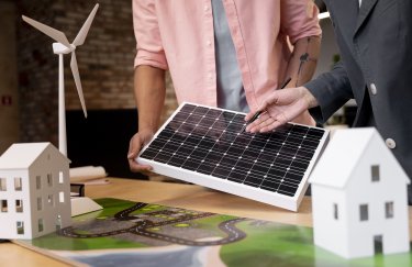 сонячні електростанції люди  макети вітряки