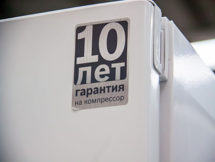 Сліди від наклейок: чим стерти клей зі скла та пластику без розлучень холодильник