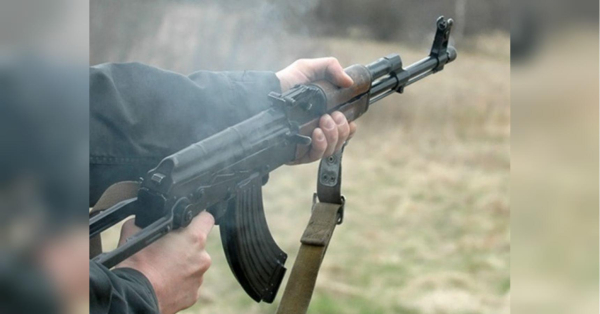 У Хмельницькому стрілянина з автоматичної зброї з балкону багатоповерхівки, влаштована військовим (відеозапис)