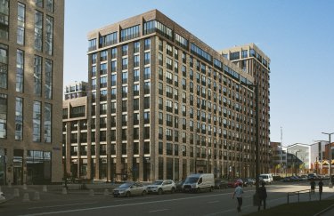 У містах з підвищеною небезпекою ціни все одно зростають. / Freepik будинок новобудова вулиця люди