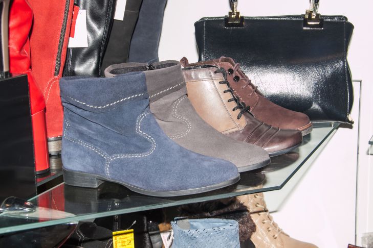 Лайфхак для взуття: навіщо одягати носок на пилосос при чищенні замші обувь