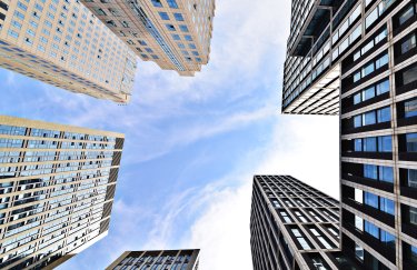 На вторинному ринку попит починає збільшуватись. / Freepik будинки новобудови небо хмарочоси