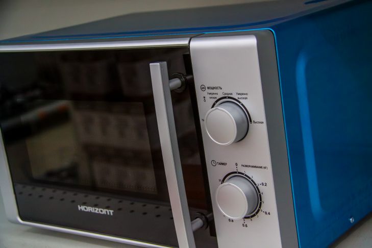 Мікрохвильова піч: чим швидко відмити жир усередині за 3 хвилини (без зусиль)