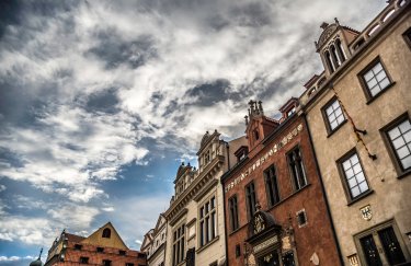 Нестача нових квартир продовжує рухати ціни вгору / Freepik будинки стара архітектура небо хмари